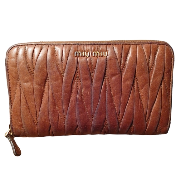 🤎MIU MIU MATELASSÉ LEATHER ZIP-AROUND WALLET - Picture 1 of 12